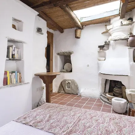 Daphnisthe Artist's House بيت للعطل