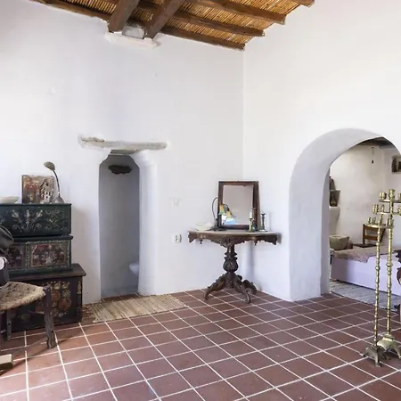 Daphnisthe Artist's House